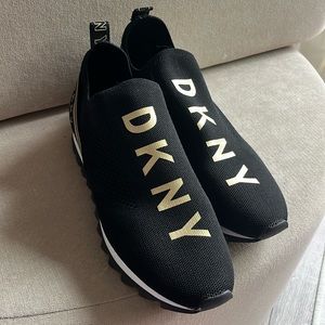 Women’s size 11m DKNY slip on sneakers virtually no wear!